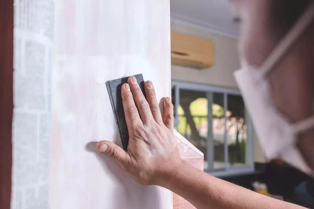 Como raspar pintura de la pared